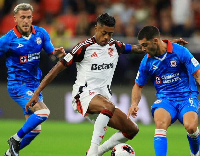 cruz-azul-flamengo-disputaron-derbi